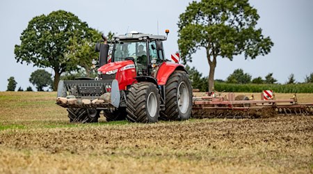 Ein 24-Jähriger fiel von einem Traktor und wurde überrollt. (Symbolbild) / Foto: Axel Heimken/dpa