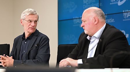 Die AfD-Fraktion will wieder im Landtagspräsidium vertreten sein, fordert Fraktionschef Hans-Christoph Berndt (l). Neben ihm der bisherige Vizepräsident Andreas Galau. / Foto: Katharina Kausche/dpa