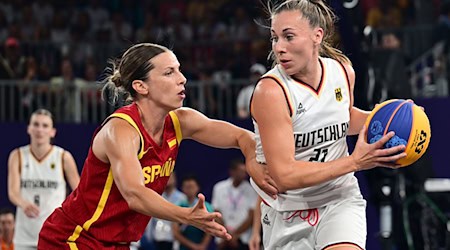 Vom Feld ins Management: Svenja Brunckhorst (r) ist jetzt bei Alba als Managerin für Mädchen- und Frauenbasketball tätig. / Foto: Sina Schuldt/dpa