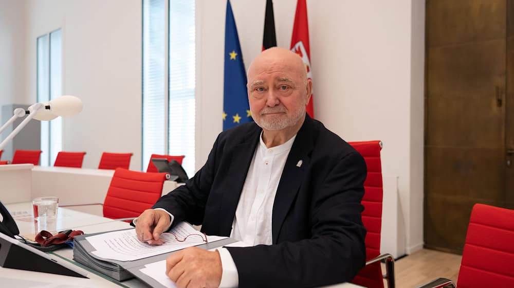 Der Alterspräsident des Brandenburger Landtags, Reinhard Simon (BSW), leitet zunächst die  erste Sitzung des neuen Parlaments. / Foto: Soeren Stache/dpa