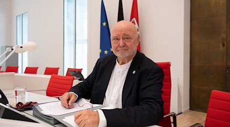 Der Alterspräsident des Brandenburger Landtags, Reinhard Simon (BSW), leitet zunächst die  erste Sitzung des neuen Parlaments. / Foto: Soeren Stache/dpa