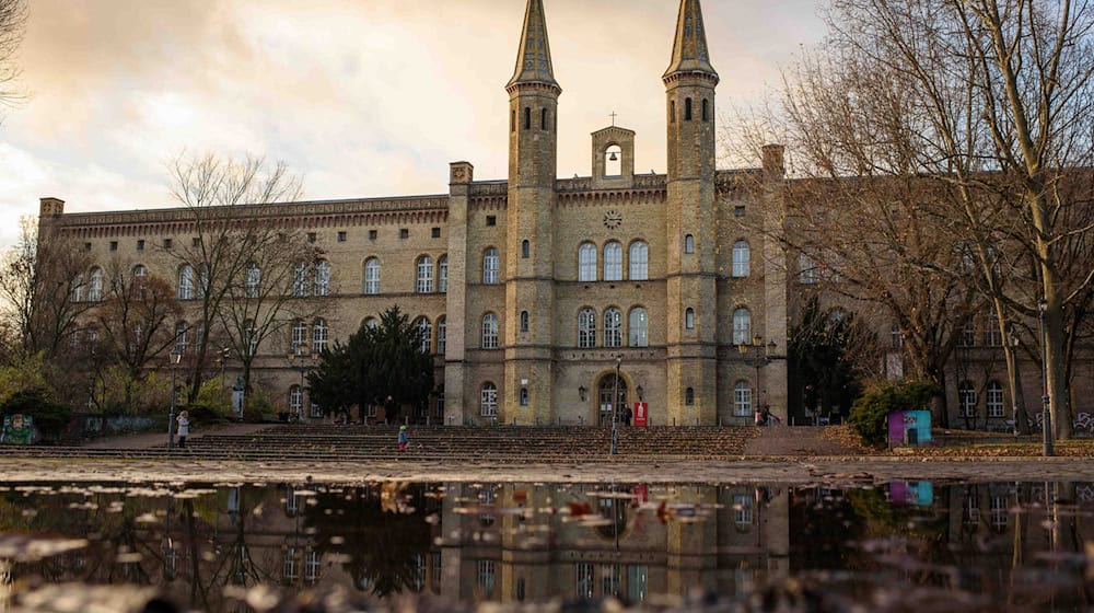 Ins Künstlerhaus Bethanien zieht eine neue Leitung ein. (Archivbild) / Foto: picture alliance / Gregor Fischer/dpa