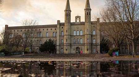 Ins Künstlerhaus Bethanien zieht eine neue Leitung ein. (Archivbild) / Foto: picture alliance / Gregor Fischer/dpa