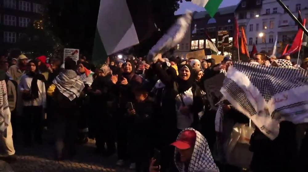 Als die Demonstrantinnen und Demonstranten in Berlin von dem Angriff hören, feiern sie lautstark. / Foto: -/dpa