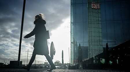 Die Bahn schließt ihre Coworking-Arbeitsplätze an mehreren Bahnhöfen. (Archivbild) / Foto: Kay Nietfeld/dpa