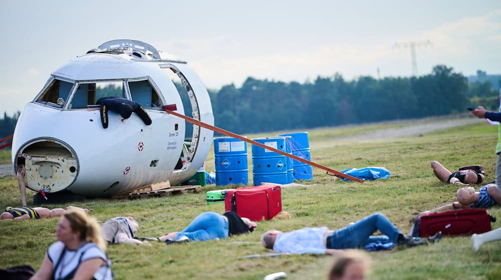 Rettungskräfte am BER proben den Ernstfall bei einem simulierten Flugzeugabsturz.  / Foto: Annette Riedl/dpa