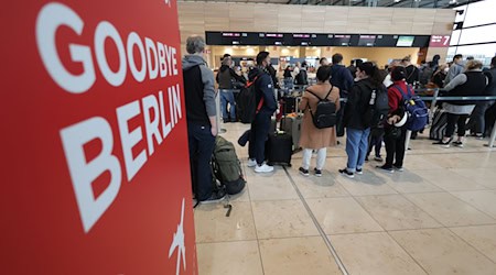 Mehr als 1,3 Millionen Reisende werden über die Herbstferien am BER erwartet. (Archivbild) / Foto: Joerg Carstensen/dpa