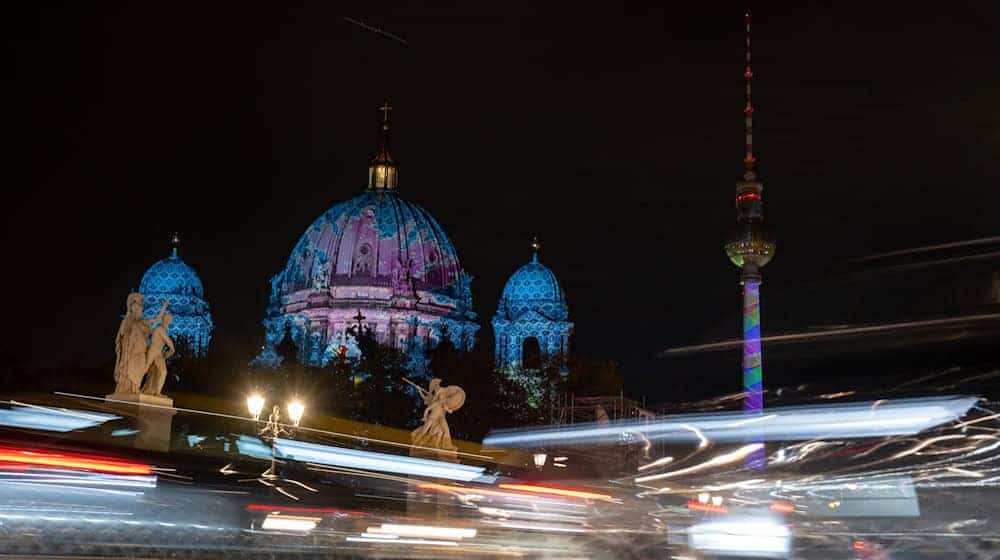 So wurde der Berliner Dom im vergangenen Jahr angestrahlt (Archivbild)  / Foto: Sebastian Christoph Gollnow/dpa