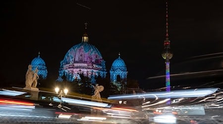 So wurde der Berliner Dom im vergangenen Jahr angestrahlt (Archivbild)  / Foto: Sebastian Christoph Gollnow/dpa