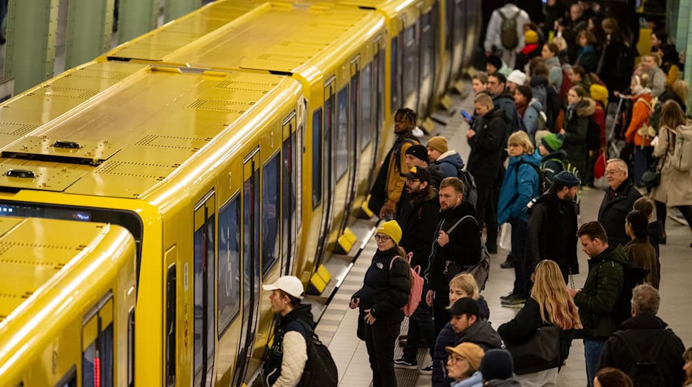 Berlin und Brandenburg wollen das sogenannte Azubi-Ticket für Busse und Bahnen in beiden Bundesländern auslaufen lassen. (Archivbild) / Foto: Fabian Sommer/dpa