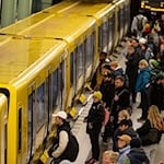 Berlin und Brandenburg wollen das sogenannte Azubi-Ticket für Busse und Bahnen in beiden Bundesländern auslaufen lassen. (Archivbild) / Foto: Fabian Sommer/dpa