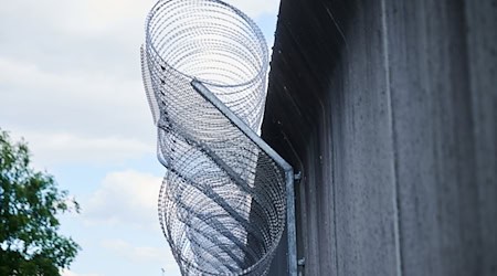 Ehrenamtliche engagieren sich im Strafvollzug. (Symbolbild)  / Foto: Annette Riedl/dpa