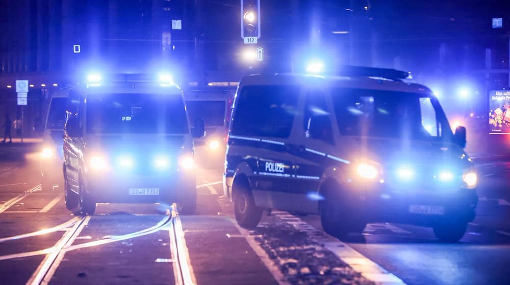 Die Frau soll nach einer Kundgebung in Wedding brennbare Flüssigkeit über ein Polizeiauto gekippt haben. (Archivbild) / Foto: Jan Woitas/dpa