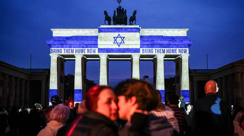 Das Brandenburger Tor in Berlin leuchtet am ersten Jahrestag des Terrorangriffs der Hamas auf Israel in den Farben der israelischen Flagge. / Foto: Kay Nietfeld/dpa