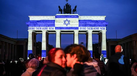 Das Brandenburger Tor in Berlin leuchtet am ersten Jahrestag des Terrorangriffs der Hamas auf Israel in den Farben der israelischen Flagge. / Foto: Kay Nietfeld/dpa