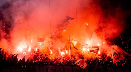 Strafverschärfungen halten laut Rechtsanwalt Lau Fans nicht vom Einsatz von Pyrotechnik ab. / Foto: Rolf Vennenbernd/dpa