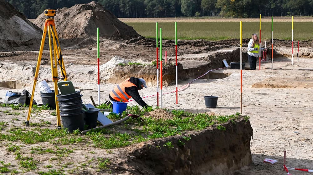 Immer neue archäologische Funde kommen rund um das «Königsgrab» von Seddin zum Vorschein.  / Foto: Jens Kalaene/dpa