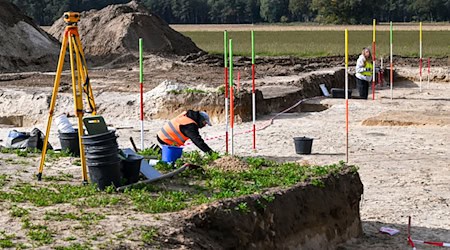 Immer neue archäologische Funde kommen rund um das «Königsgrab» von Seddin zum Vorschein.  / Foto: Jens Kalaene/dpa