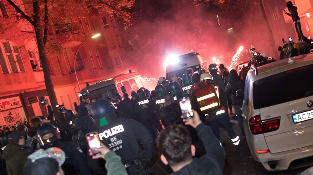 Eine propalästinensische Demonstration in Berlin-Neukölln. (Archivbild) / Foto: Paul Zinken/dpa