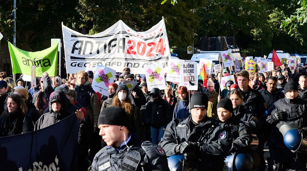 Demonstranten machen gegen die AfD mobil. / Foto: Annette Riedl/dpa