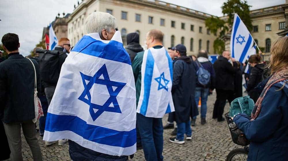 Proisraelische Demonstration zum Jahrestag des Hamas-Massakers. / Foto: Joerg Carstensen/dpa