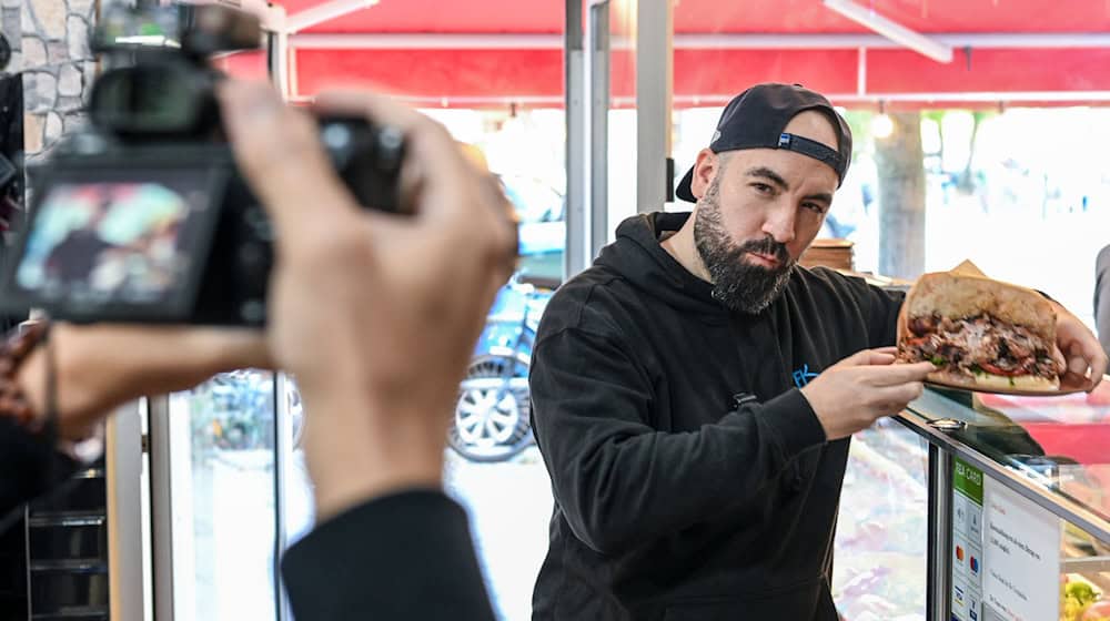 Der Berliner Youtuber Can F. Kennedy testet alle Dönerläden an U-Bahnhöfen. / Foto: Jens Kalaene/dpa