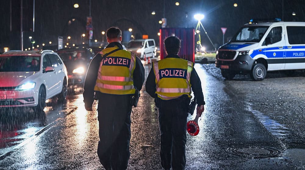 Beamte der Bundespolizei am deutsch-polnischen Grenzübergang Stadtbrücke in Frankfurt (Oder). Seit Oktober 2023 gibt es feste Kontrollen in Brandenburg an der Grenze zu Polen. / Foto: Patrick Pleul/dpa