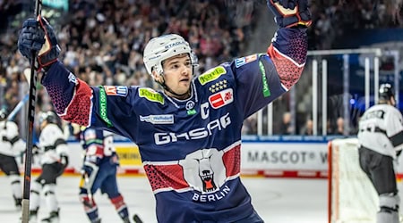 Nationalspieler Wissmann sorgte mit seinem Treffer in der Overtime für den Sieg der Berliner in Wolfsburg. / Foto: Andreas Gora/dpa