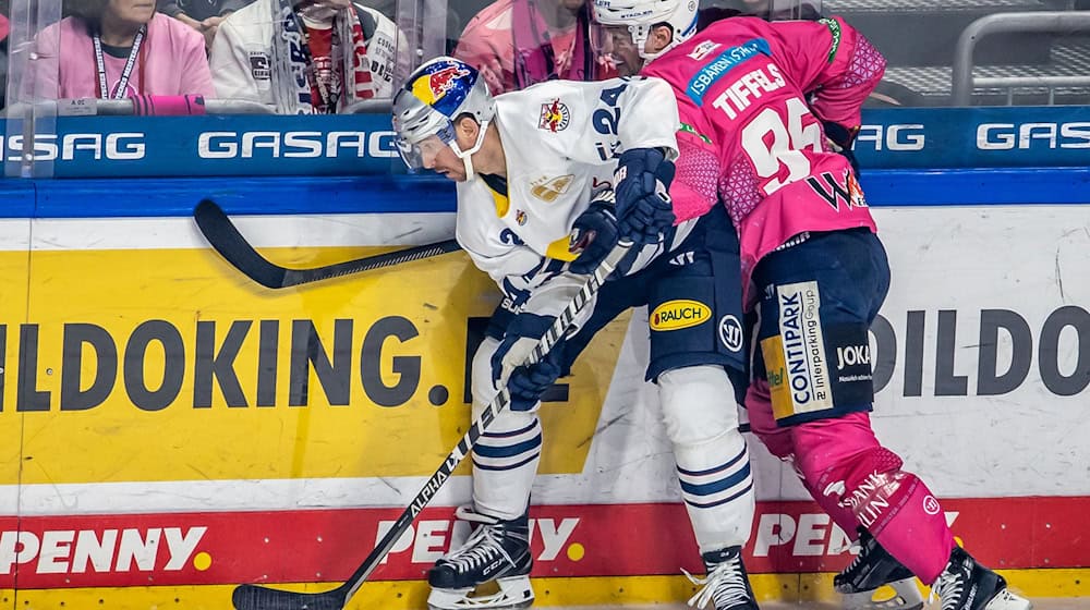 Eisbären-Profi Frederik Tiffels (r) hofft auf einen Auswärtssieg in München. / Foto: Andreas Gora/dpa