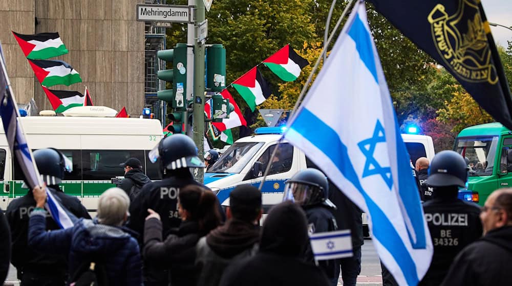 Rund 270 Polizisten sind bei Demos zum Jahrestag des Hamas-Massakers im Einsatz.  / Foto: Joerg Carstensen/dpa