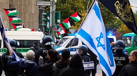 Rund 270 Polizisten sind bei Demos zum Jahrestag des Hamas-Massakers im Einsatz.  / Foto: Joerg Carstensen/dpa