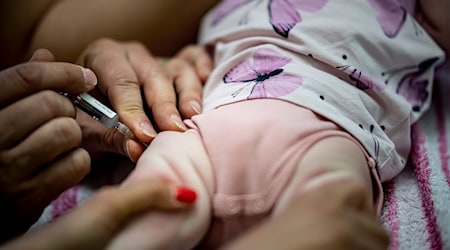 Empfohlen wird, schon Säuglinge mit Sechsfach-Impfungen gegen Diphtherie, Tetanus, Pertussis, Polio, Hib und Hepatitis B zu schützen. (Symbolbild) / Foto: Fabian Sommer/dpa