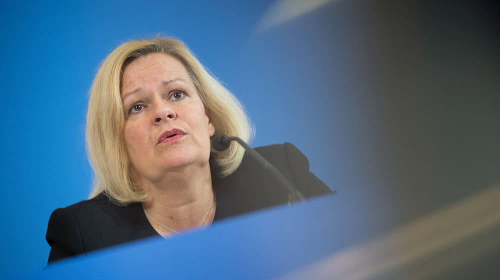 Innenministerin Nancy Faeser dankte dem Bundeskriminalamt und dem Bundesamt für Verfassungsschutz «für die intensiv geführten Ermittlungen». / Foto: Sebastian Christoph Gollnow/dpa