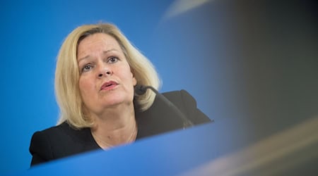 Innenministerin Nancy Faeser dankte dem Bundeskriminalamt und dem Bundesamt für Verfassungsschutz «für die intensiv geführten Ermittlungen». / Foto: Sebastian Christoph Gollnow/dpa