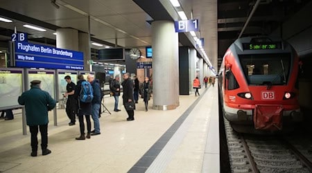 Die Bahn will mehr Sicherheit auf den Bahnhöfen durch mehr Videoüberwachung. Das Bild zeigt den S-Bahnhof am Flughafen Berlin-Brandenburg. (Archivfoto) / Foto: Soeren Stache/dpa-Zentralbild/dpa