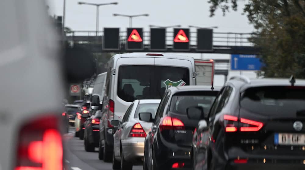 Wegen des Beginns der Herbstferien und einem Staatsbesuch wird es eng auf den Straßen. (Symbolbild) / Foto: Soeren Stache/dpa