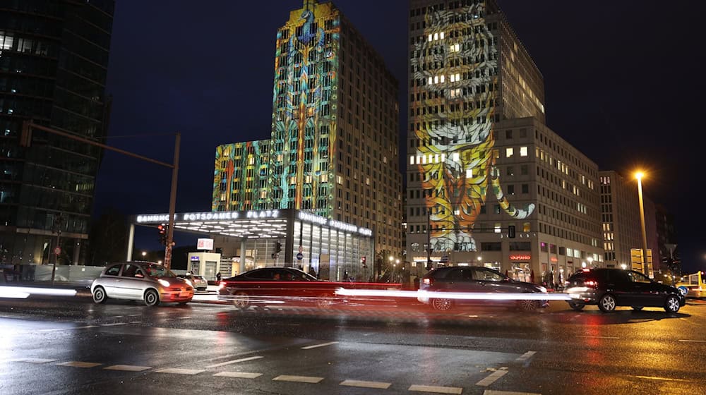 Bunt in der Dunkelheit: Bei der Generalprobe für das "Festival of Lights" gab es am Potsdamer Platz ungewöhnliche Farbspiele. / Foto: Jörg Carstensen/dpa