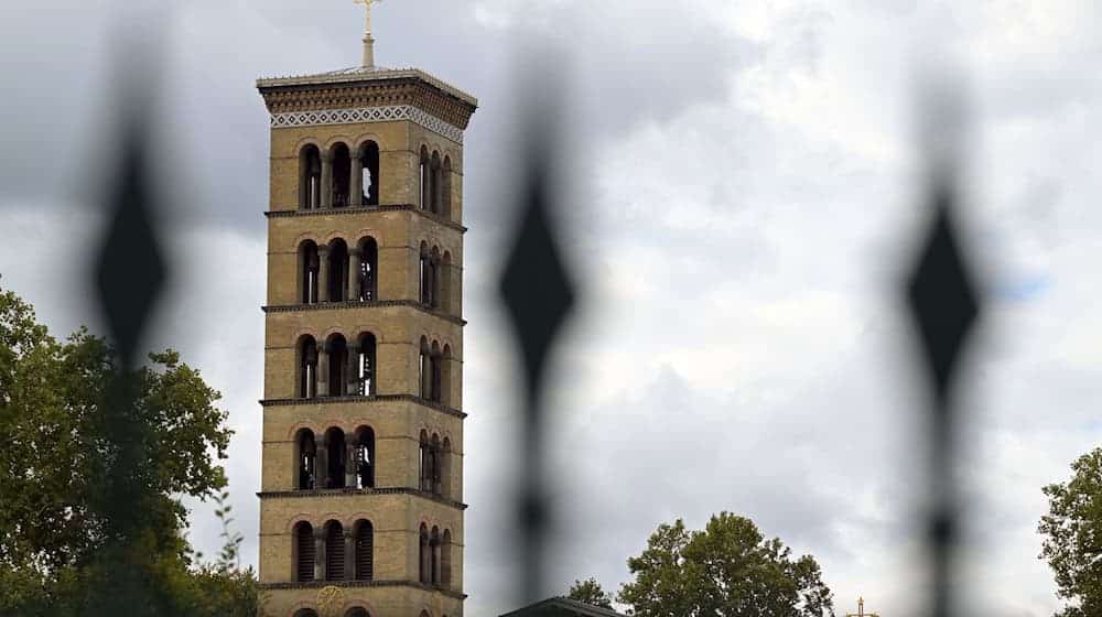 Einst marode, nun ist der 42 Meter hohe Glockenturm der Friedenskirche im Park Sanssouci mithilfe von Millionen-Spenden gerettet.  / Foto: Michael Bahlo/dpa