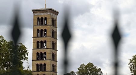 Einst marode, nun ist der 42 Meter hohe Glockenturm der Friedenskirche im Park Sanssouci mithilfe von Millionen-Spenden gerettet.  / Foto: Michael Bahlo/dpa