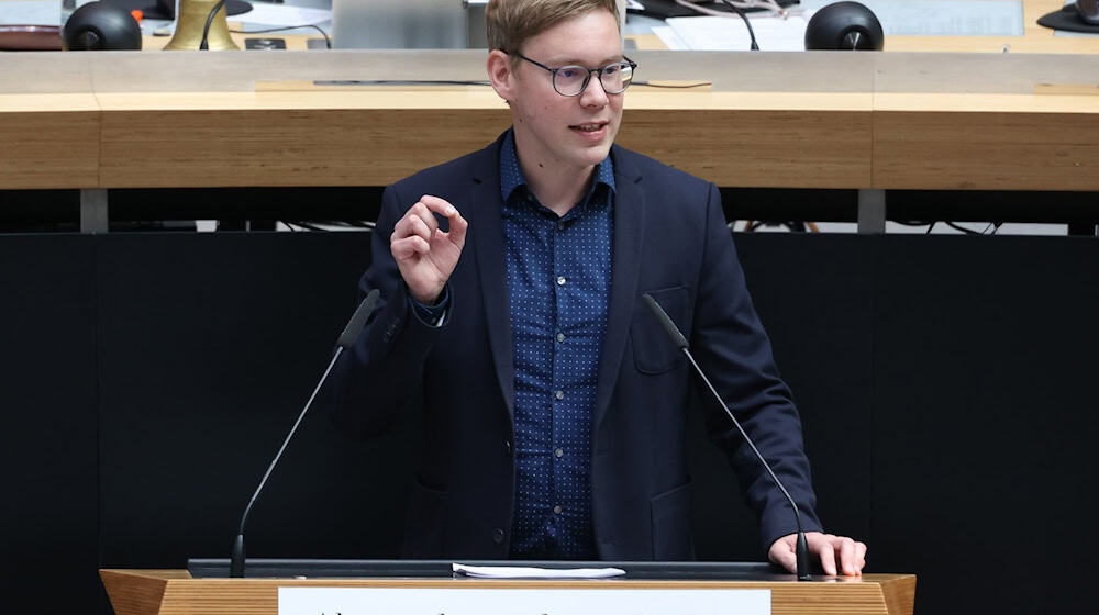 Der grüne Innenpolitik-Experte Vasili Franco warnt vor einem Überbietungswettbewerb beim Thema Abschiebungen. (Archivbild) / Foto: Jörg Carstensen/dpa