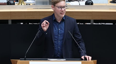 Der grüne Innenpolitik-Experte Vasili Franco warnt vor einem Überbietungswettbewerb beim Thema Abschiebungen. (Archivbild) / Foto: Jörg Carstensen/dpa