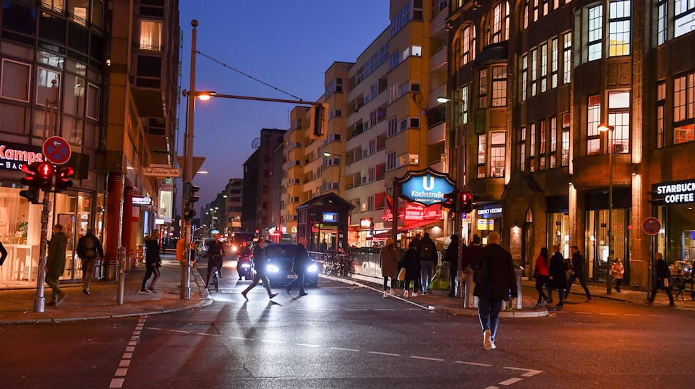 Die Rundum-Grün-Ampel am Checkpoint Charlie in Berlin-Kreuzberg ist seit langem umstritten. (Archivfoto) / Foto: Jens Kalaene/dpa-Zentralbild/ZB