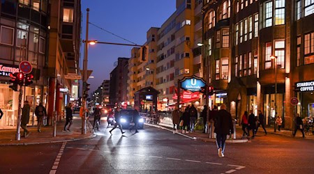 Die Rundum-Grün-Ampel am Checkpoint Charlie in Berlin-Kreuzberg ist seit langem umstritten. (Archivfoto) / Foto: Jens Kalaene/dpa-Zentralbild/ZB