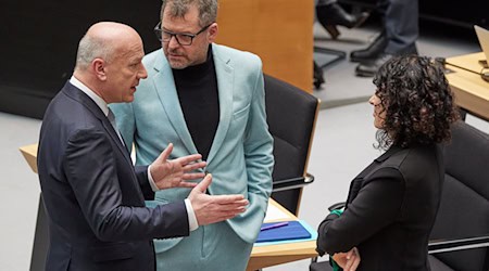 Die Grünen-Fraktionsvorsitzenden Werner Graf (Mitte) und Bettina Jarasch (rechts) haben an der schwarz-roten Koalition von Regierungschef Kai Wegner (CDU) einiges auszusetzen. (Archivfoto) / Foto: Jörg Carstensen/dpa