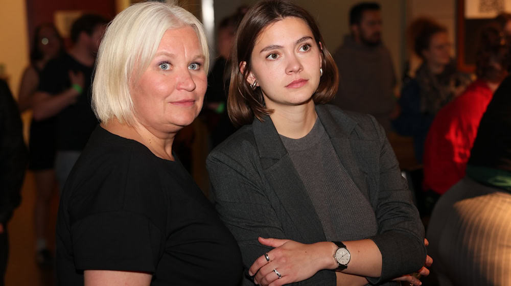 Wollen die Wahlniederlage aufarbeiten: Brandenburgs Grünen-Vorsitzende Alexandra Pichl und Hanna Große Holtrup (Archivbild). / Foto: Frank Hammerschmidt/dpa