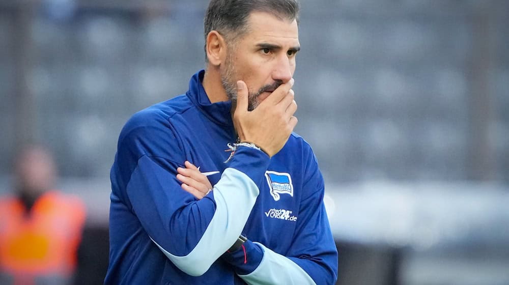 Hertha-Trainer Cristian Fiél grübelt über die Aufstellung für das Spiel auf Schalke. / Foto: Soeren Stache/dpa