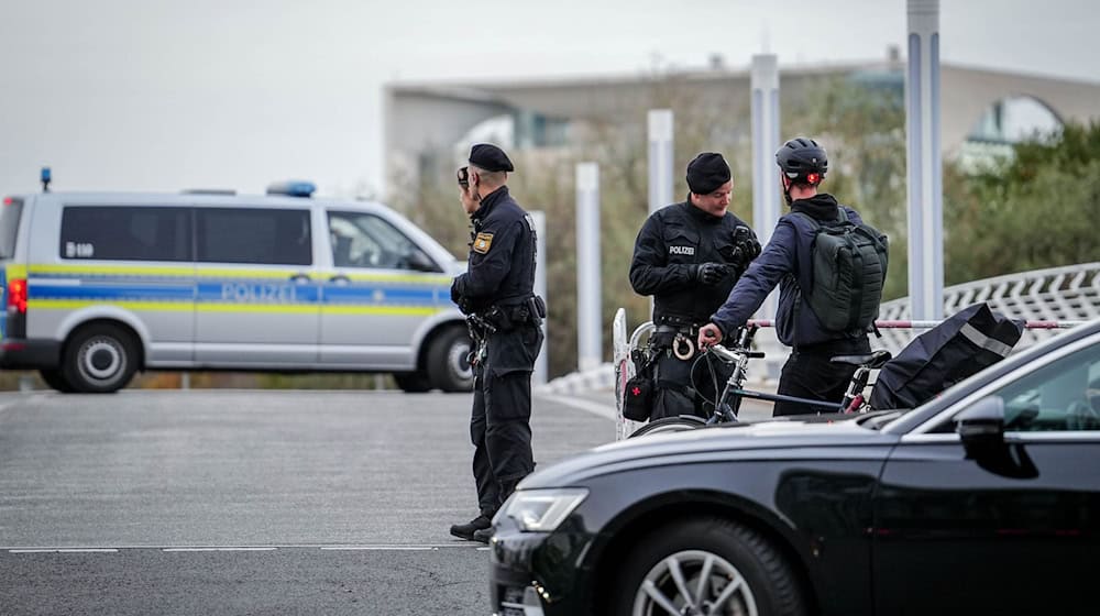 Es ist viel Polizei unterwegs in Berlin.  / Foto: Kay Nietfeld/dpa