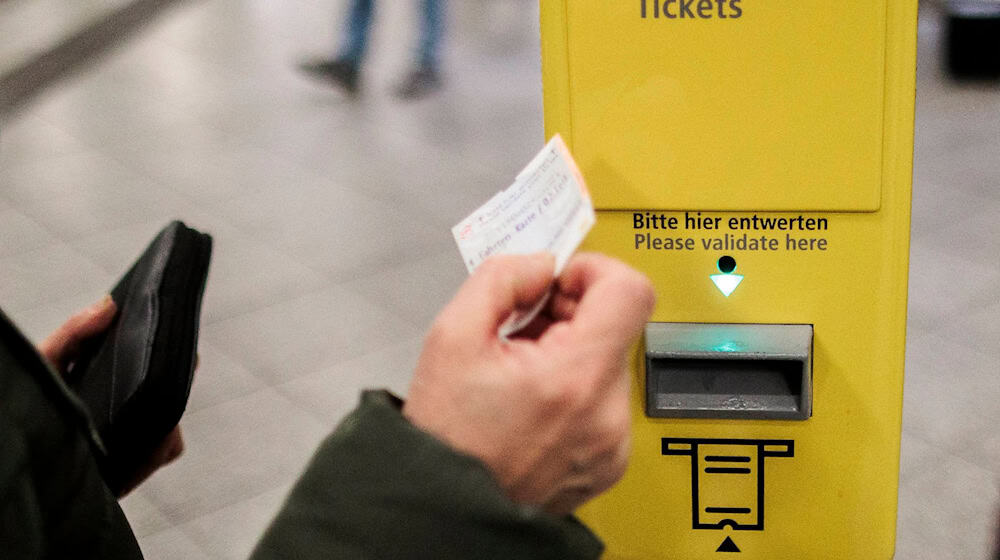 Einzelfahrkarten für den Nahverkehr in Berlin und Brandenburg dürften erneut teurer werden. (Archivbild) / Foto: Carsten Koall/dpa