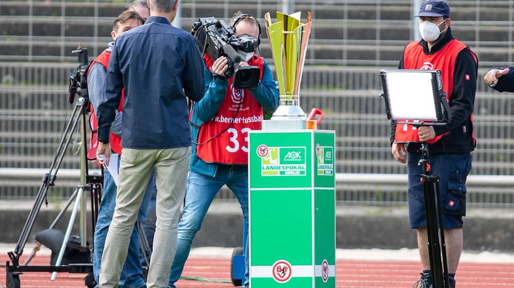 Der Landespokal wird am 25. Mai 2025 im Mommsenstadion übergeben. / Foto: Andreas Gora/dpa