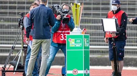 Der Landespokal wird am 25. Mai 2025 im Mommsenstadion übergeben. / Foto: Andreas Gora/dpa